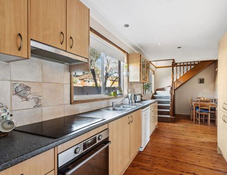 Five Bedroom Spacious Family Home in Ideal Location for lease - Photo 3