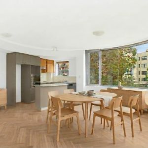 Lifestyle Apartment With Views of Sydney's Iconic Landmarks! - Photo 2