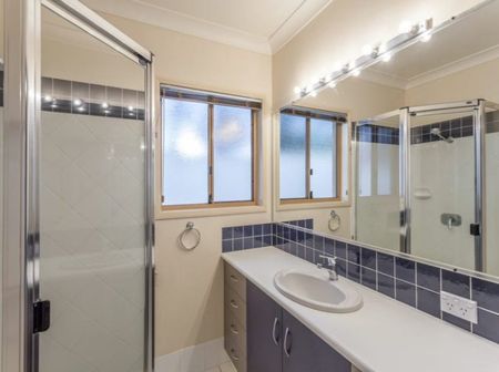 Comfortable & Spacious Family Home in Middle Ridge - Photo 3