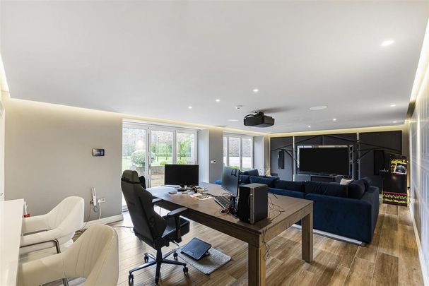 6 bedroom detached house to rent - Photo 1