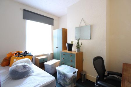 4 bedroom semi-detached house to rent - Photo 2