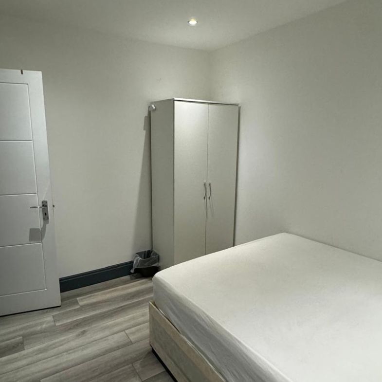 Double room available in Eltham - Photo 1