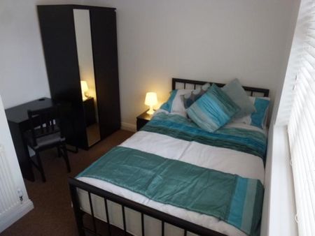 1 bedroom in a house share to rent - Photo 2