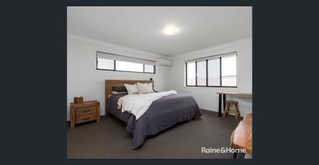 MODERN FAMILY LIVING IN BAYSIDE LOCATION - Photo 2