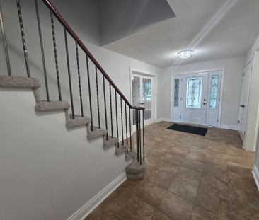 For Lease - 16 Portland Crescent, Newmarket, Ontario - Photo 4