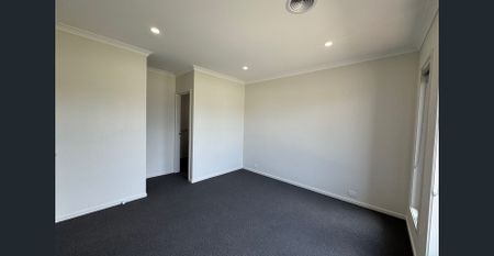 Near new 3 bedroom home! - Photo 3