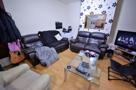 2 bedroom House in Harold Avenue, Leeds - Photo 3