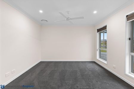 BEAUTIFUL HOME- WITH DUCTED-AIR CON! - Photo 2