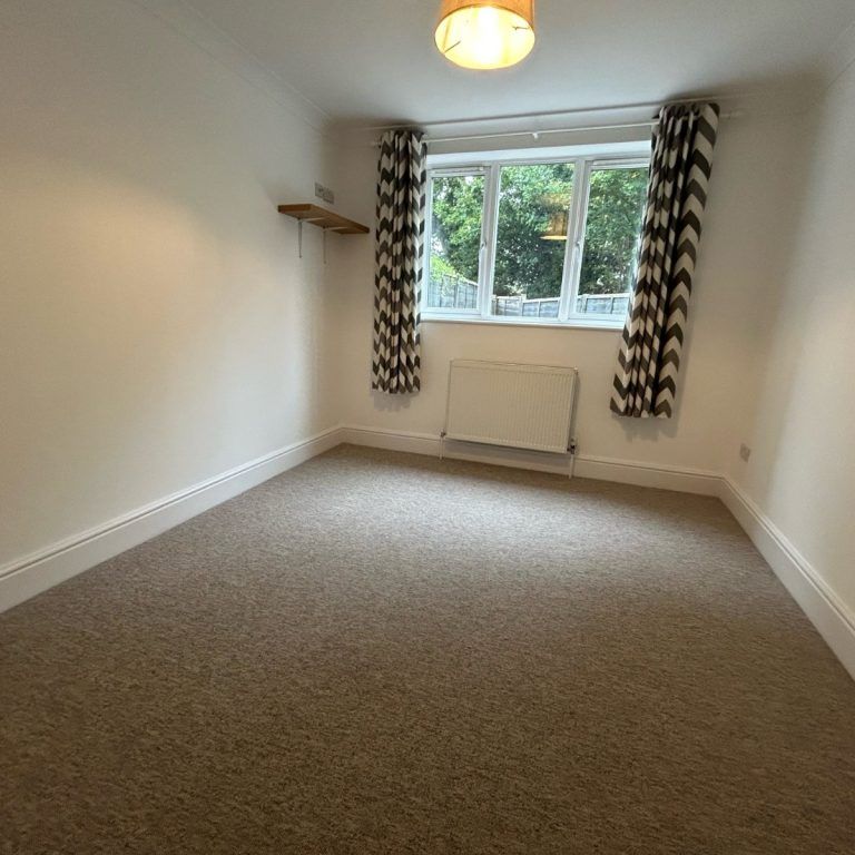 2 Bedroom - Winchester Road, Bishops Waltham - Photo 1