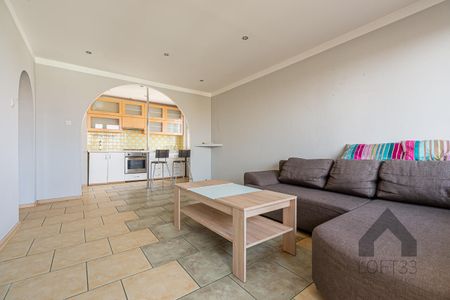 Duże, trzypokojowe mieszkanie na osiedlu Stałym w Jaworznie do wynajęcia | Spacer 3D - Photo 2