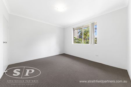 Top Floor Apartment! - Photo 3