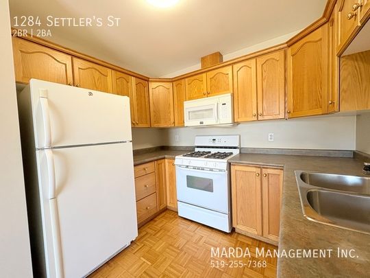 SPACIOUS 2+1 BEDROOM / 2 BATHROOM HOME IN SOUTH WINDSOR +UTILITIES - Photo 1