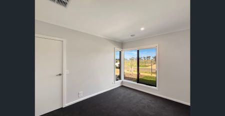 🏡 Brand New 5-Bedroom House in Brookfield - Photo 2