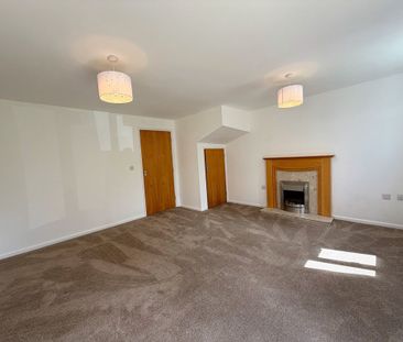 3 bedroom mid terrace to let - Photo 2