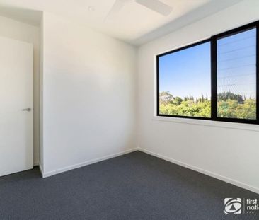 Boutique townhouse within a gated complex - Photo 2