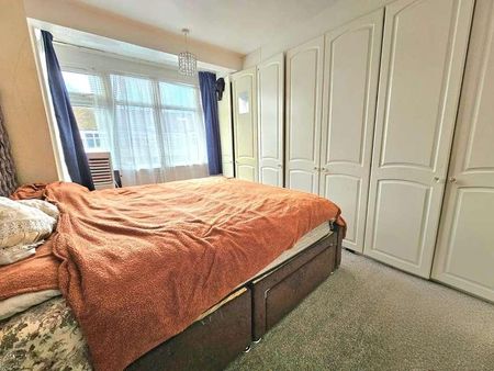 Beechfield Gardens, Romford, RM7 - Photo 4