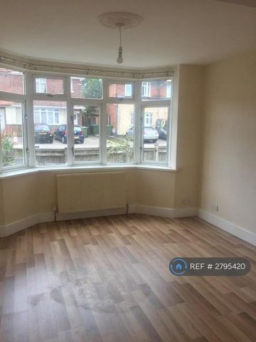 3 bedroom semi-detached house to rent - Photo 3