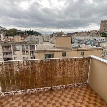 Appartement avec 3 chambres et balcon, à proximité des commerces et de la gare routière. - Photo 1