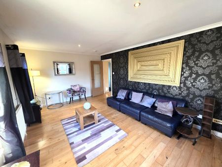 3 bedroom flat to rent - Photo 2