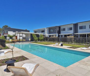 Stunning 4 Bedroom Townhome at Helensvale - Photo 1