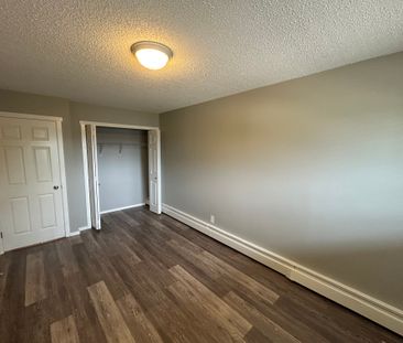 One Bedroom in Westpark!! Close to the College!! - Photo 2