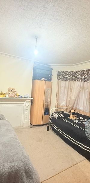 Room in a Shared House, Reigate Road, IG3 - Photo 1