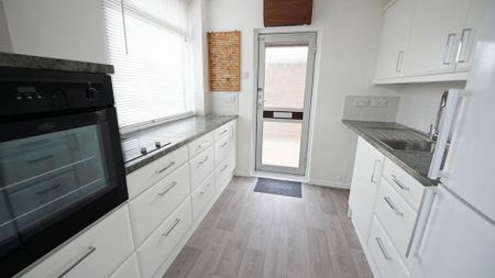 2 bedroom semi-detached bungalow to rent - Photo 5