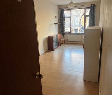 Room in a Shared Flat, Deptford High St, SE8 - Photo 1