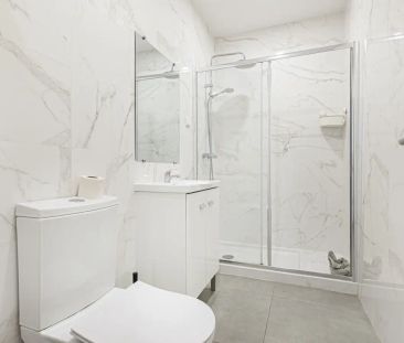 Room in a shared 8-bedroom apartment for rent in Lisbon - Photo 6