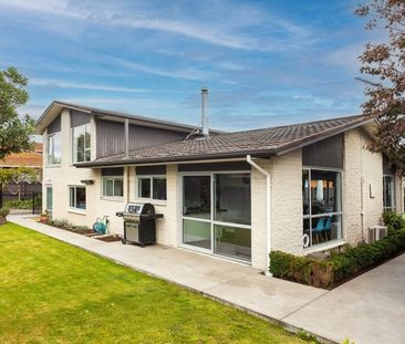 4 bedroom family home with a pool! - Photo 2