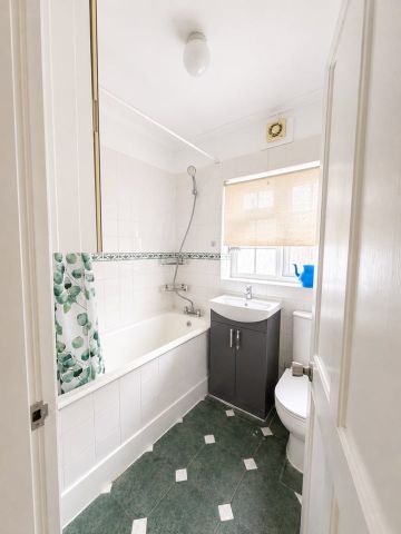 2 Bed Flat, Vicarage Farm Road, TW3 - Photo 5