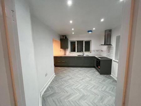 3 bedroom end of terrace house to rent - Photo 3