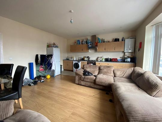 4 bedroom flat to rent - Photo 1