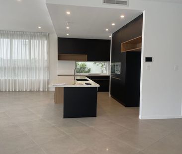 Luxury Resort Living In Waterfront House - Photo 1