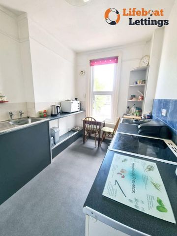 1 bedroom in a house share to rent - Photo 3