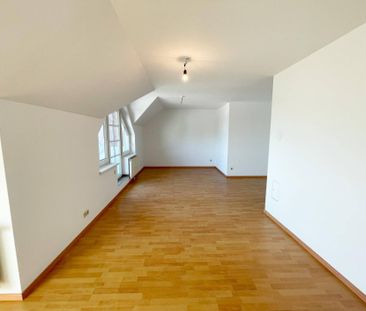 Große Dachgeschosswohnung mit 3 Zimmern und Terrasse! - Foto 2