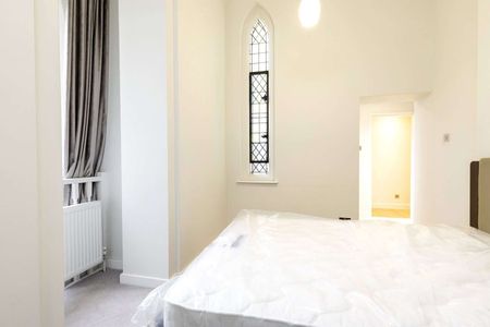 A large one bedroom church conversion in a fabulous Islington location. - Photo 3