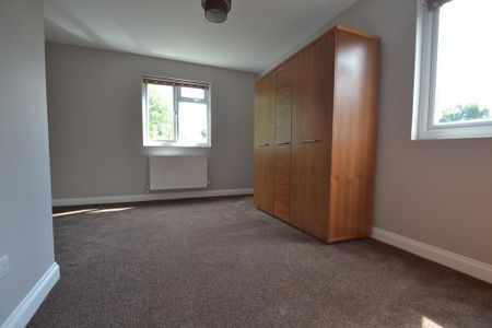 4 bedroom semi-detached house to rent - Photo 5