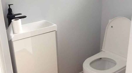 Magical Melton - big bathroom & massive yard - Photo 5