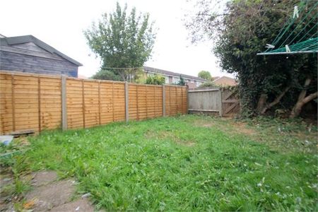 4 bedroom end of terrace house to rent - Photo 5