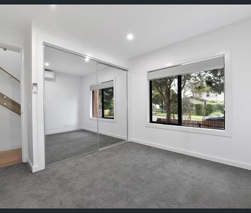 Stylish Thornbury Living - Photo 2