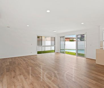 Spacious Waterfront Family Home in Broadbeach Waters. - Photo 1