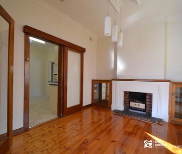 3 bedroom home, just a short walk to tram! - Photo 6