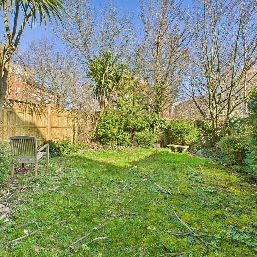 Heidegger Crescent, London, SW13 - Photo 1