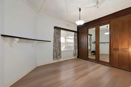 Contemporary Comfort and Convenience in One - Photo 2