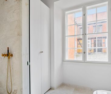 Spændende lejlighed i to plan i imponerende ejendom - Photo 3