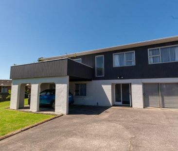 Bright, Calm & Pet-Friendly Home in Glendene - Photo 3