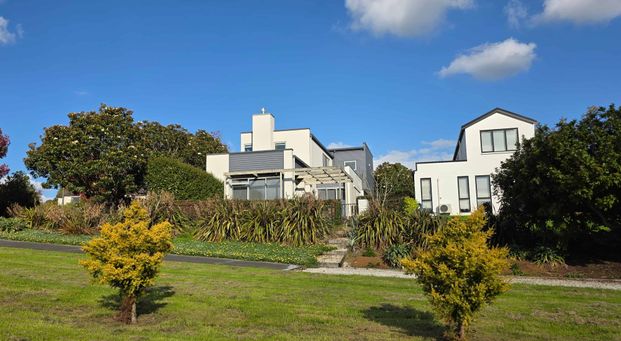 Spacious 3-Bed, 2.5 bath home with Double Garage - Photo 1
