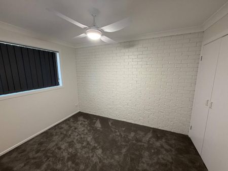 Spacious & Stylish Townhouse Living Close to Grafton CBD - Photo 2