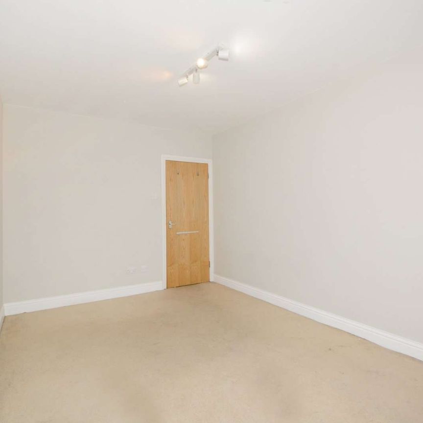 2 bedroom apartment with balcony on the first floor - Photo 1